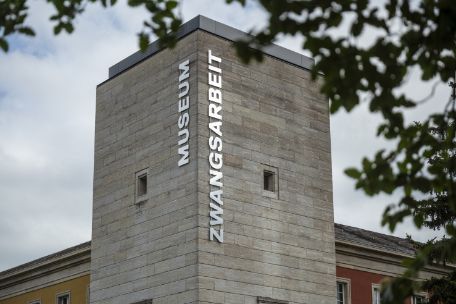 Turm des ehemaligen NS-Gauforums in Weimar; im daran anschließenden Südgebäude befindet sich das Museum Zwangsarbeit im Nationalsozialismus. Foto: Thomas Müller
