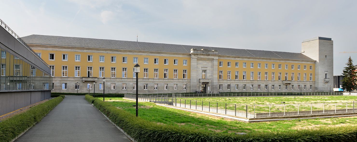 Das Südgebäude des ehemaligen NS-Gauforums in Weimar; im mittleren Bereich hinter dem Risaliten befindet sich das Museum Zwangsarbeit im Nationalsozialismus.