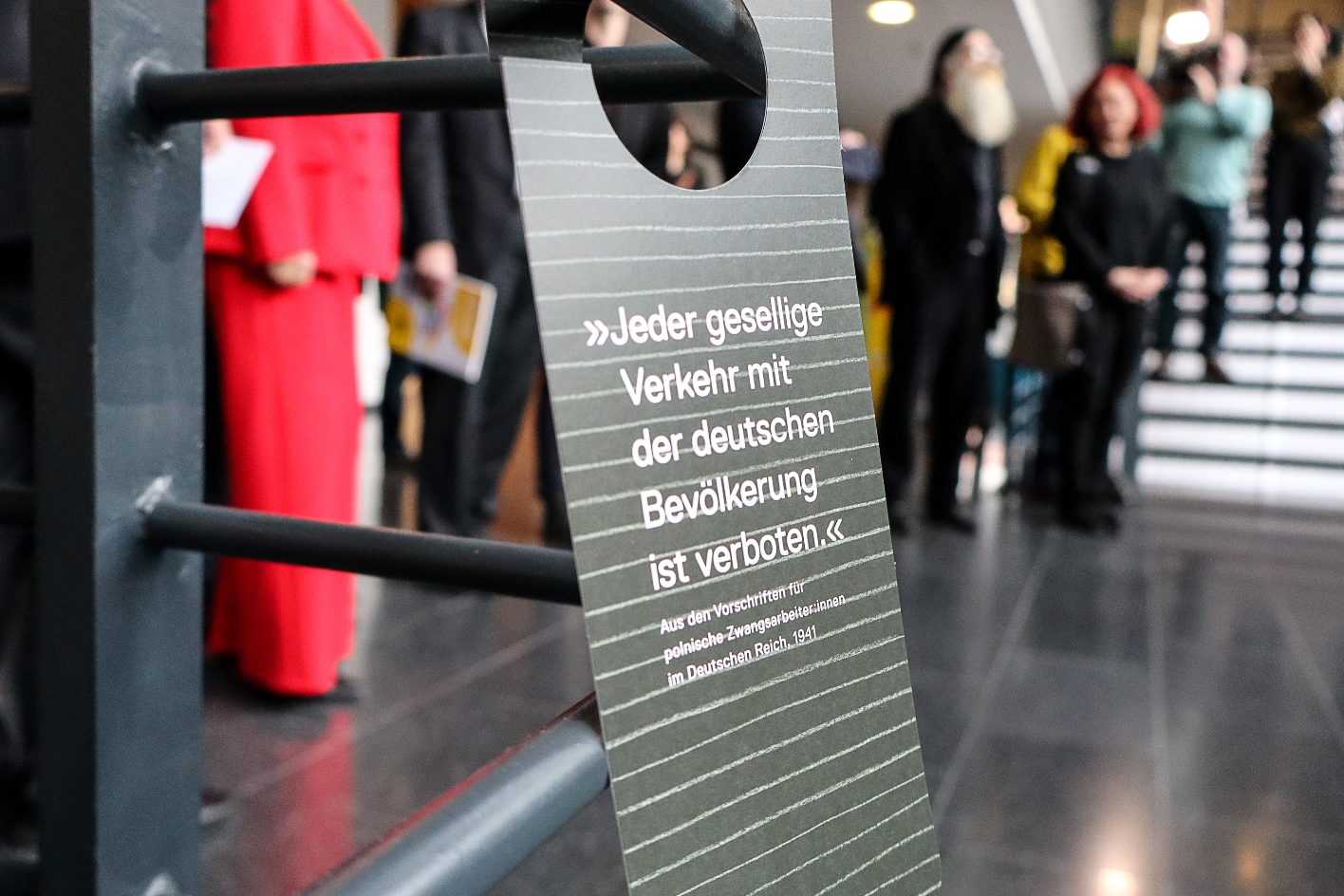 Verbote und Regeln als Türhänger zum Rundgang im Thüringer Landtag