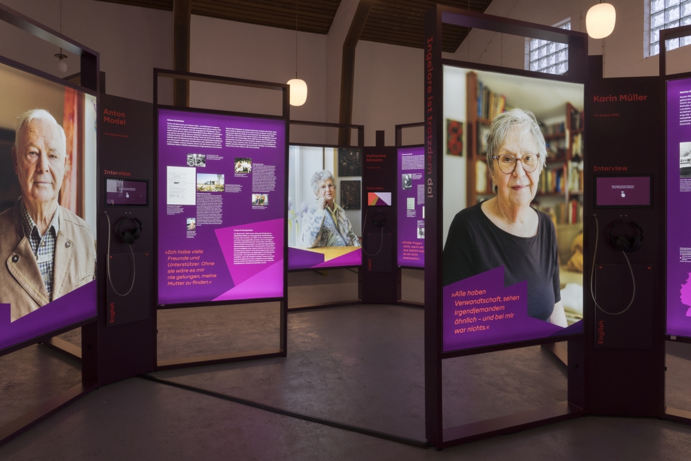 Ausstellungsansicht mit großen Portraitfotos und Informationstafeln mit Text