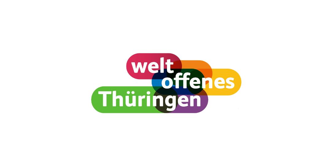 Auf dem Bild sieht man das Logo der Initiative "weltoffenes Thüringen". Das Logo setzt sich aus abgerundeten Speren in Rot, Orange, Gelb, Blau, Grün und Lila zusammen.