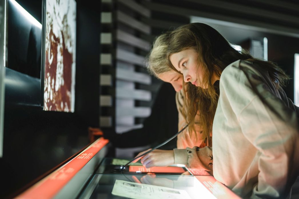 Schüler:innen in der Dauerausstellung