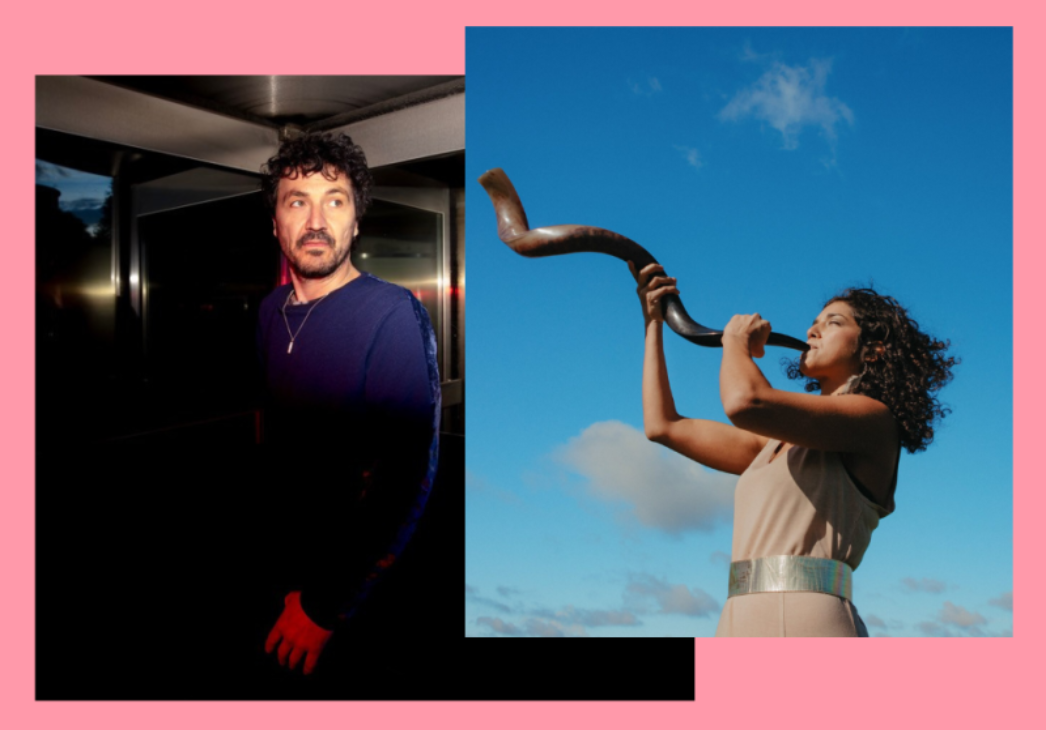 Collage aus zwei Porträts auf rosa Hintergrund: Links blickt eine Person mit lockigen dunklen Haaren und Bart in einem dunklen Innenraum zur Seite. Rechts bläst eine Person im Freien unter blauem Himmel ein gebogenes Schofar und trägt ein ärmelloses helles Kleid mit silbernem Gürtel.