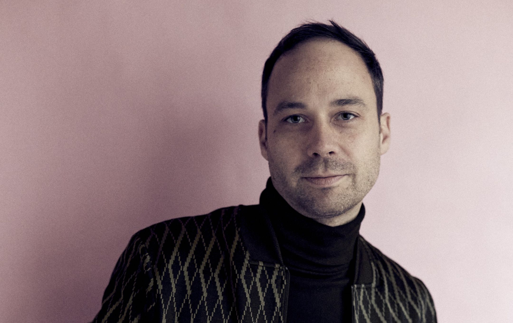 Portrait von Nicolas Lelle vor rosa Hintergrund