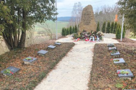 Foto des Denkmals: Weg gesäumt von Gedenkplatten, großer Gedenkstein in Mitte