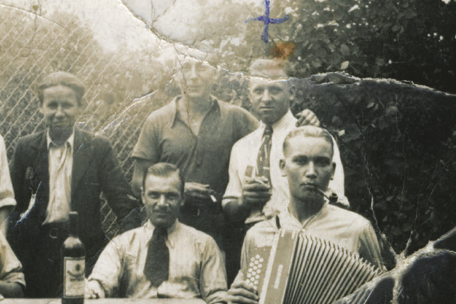 Schwarz-Weiß-Fotografie von polnischen Zwangsarbeitern, darunter Tadeusz Czerniak