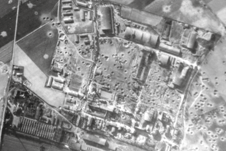Luftbild der Erla-Maschinenwerke nach US Air Force-Angriff