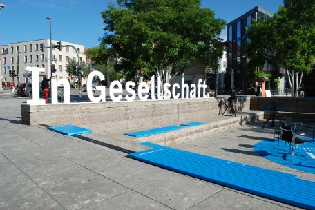 Zu sehen ist der Aufbauprtozess des Forums auf dem Hessel-Platz in Weimar. Der schgriftzug "In Gesellschaft" ist bereits aufgebaut.
