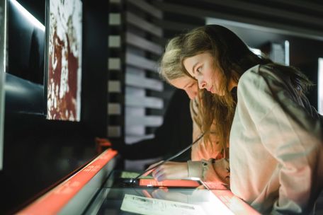 Schüler:innen in der Dauerausstellung