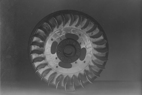 In die Schwungscheibe eines Motor ist "A bas les chleux" eingefräst.