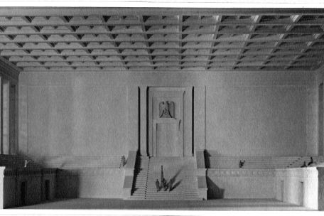 Zu sehen ist die Innenansicht eines Gauforummodells. der Modell raum stellt die Halle der Volksgemeinschaft mit Tribünen links und rechts und einer großen treppe am Ende des Saals dar. - Model Hermann Giesler - 1937