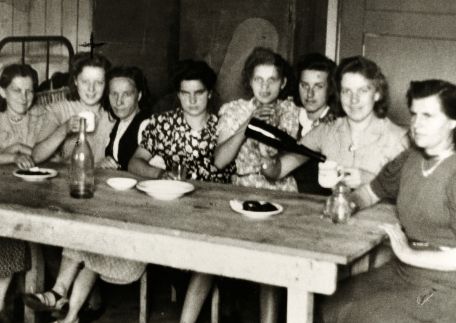 Franciszka Stankowska (second from left) before 1944, with Polish forced laborers from her barrack in the Deutzersfeld camp in Cologne