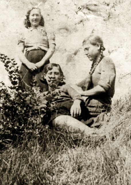 Lidija Mishok (right), 1944 with two female comrades in Weimar