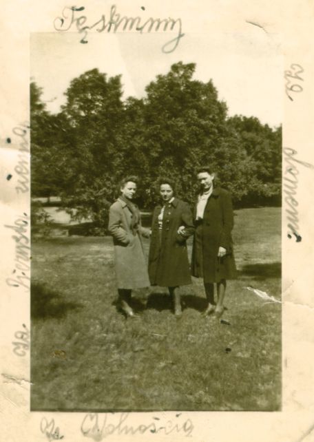 Maria Andrzejewska (center) around 1943, with Polish forced laborer friends in Schillerpark in Berlin-Wedding