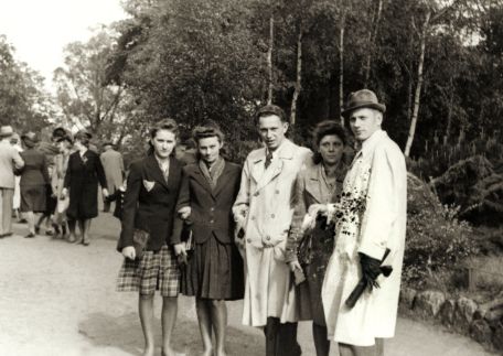 Tadeusz Brzeski (center) around 1941, with Polish forced laborer comrades in Hamburg