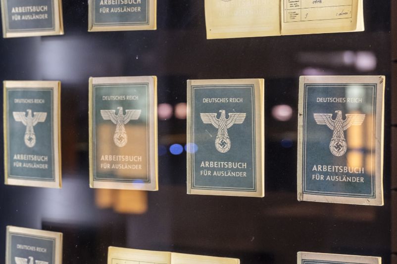 The picture shows a man inspecting one of the display cases in the exhibition on the subject of forced labour under National Socialism.