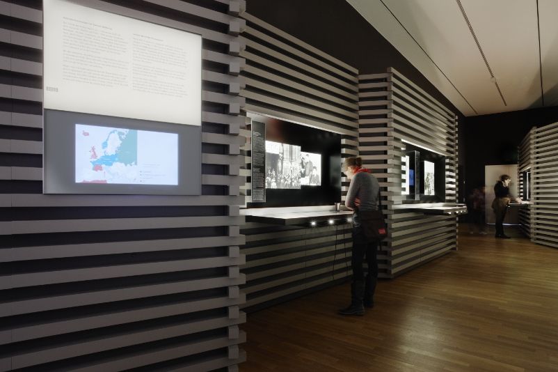 The picture shows a man inspecting one of the display cases in the exhibition on the subject of forced labour under National Socialism.