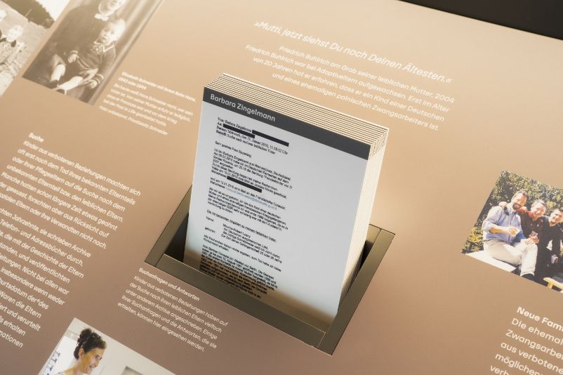 Ansicht einer Informationstafel der Ausstellung Trotzdem da! mit Texten und Elementen zum in die Hand nehmen